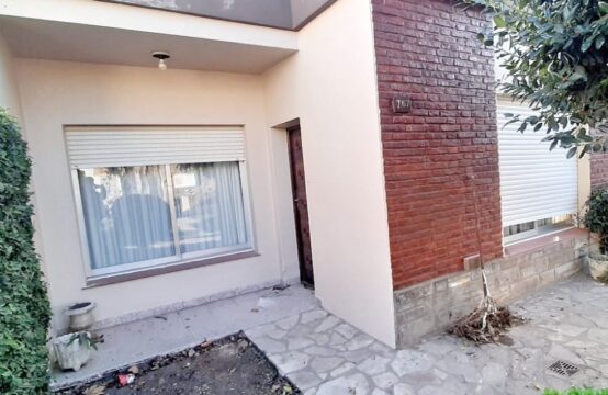 CASA DE 2 DORMITORIOS C/ COCHERA EN VENTA &#8211; Rivadavia al 700