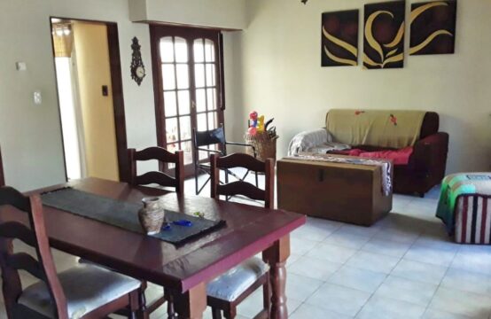 CASA DE 3 DORMITORIOS C/ COCHERA EN VENTA &#8211; Av Uriburu 226