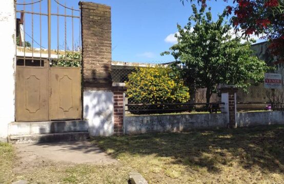 LOTE CON CONSTRUCCIÓN &#8211; LACUNZA Nº1.261-.