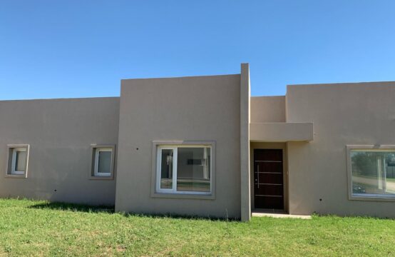 CASA A ESTRENAR EN VENTA &#8211; Neuquén esq. Poetiza Betnaza