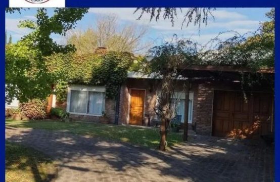 CASA EN EXCELENTE ESTADO EN VENTA &#8211; Sobre amplio lote