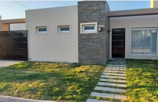 MUY LINDA CASA EN VENTA &#8211; Brown al 2200 (Barrio Echaide) &#8211; apta crédito &#8211;