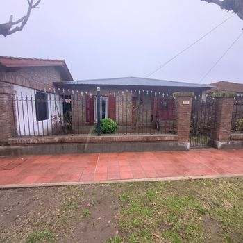 Casa en venta c/ cochera en Coronel Suárez